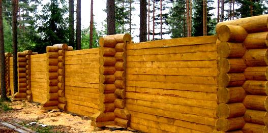 Строительство деревянных заборов из бруса