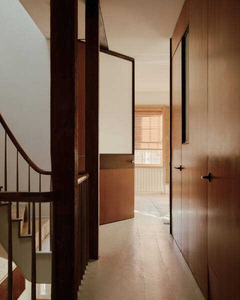 Микс стилей и солнечный свет в интерьерах необычного таунхауса в Нью-Йорке