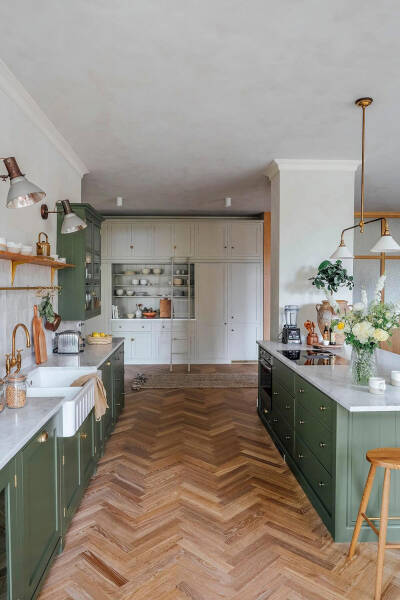 Прекрасная английская кухня в большой немецкой квартире