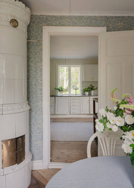 Царство цветочных обоев в красивом деревенском домике в Швеции