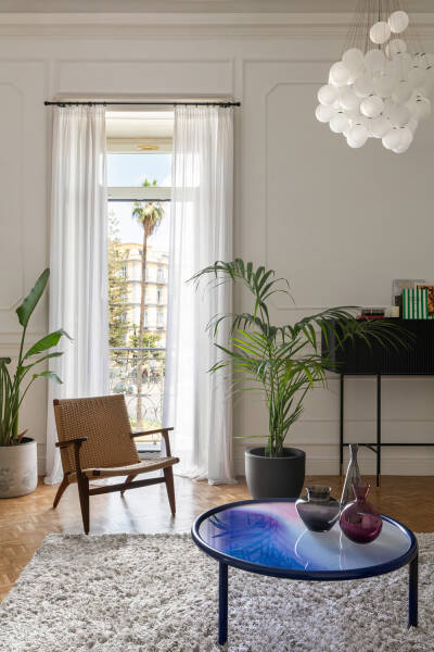 Молдинги, классические картины и модный декор: апартаменты в Неаполе