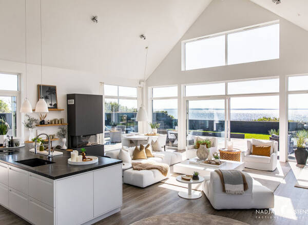 Современный скандинавский дом на берегу моря