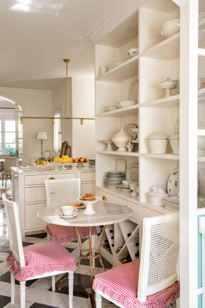 Обаятельная белая квартира с террасой в Барселоне