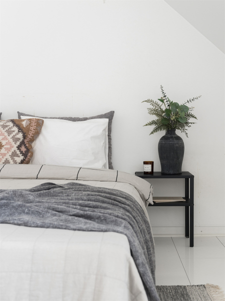 Белоснежная мансардная квартира с арочным окном и роялем