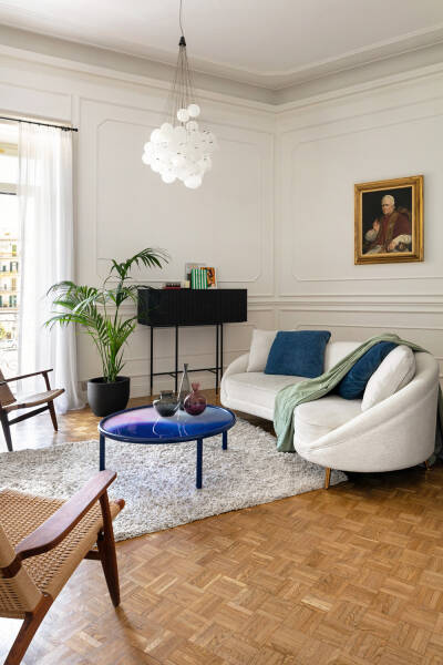 Молдинги, классические картины и модный декор: апартаменты в Неаполе