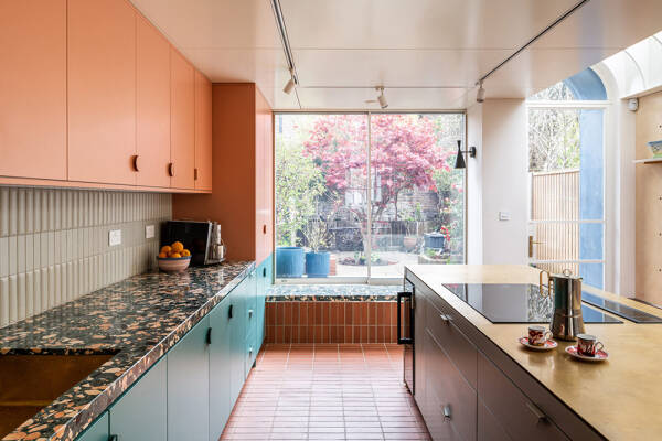 Смелые краски в интерьерах обновлённого викторианского дома в Лондоне