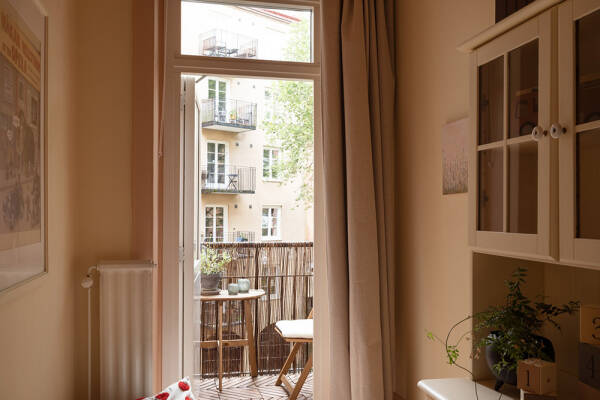 Стильные розовые штрихи в дизайне нежной скандинавской квартиры (84 кв. м)