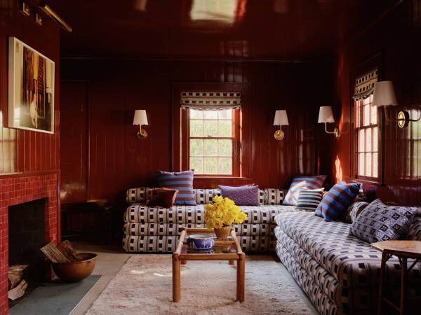 Душевные интерьеры в лучах солнца: старый коттедж в Коннектикуте