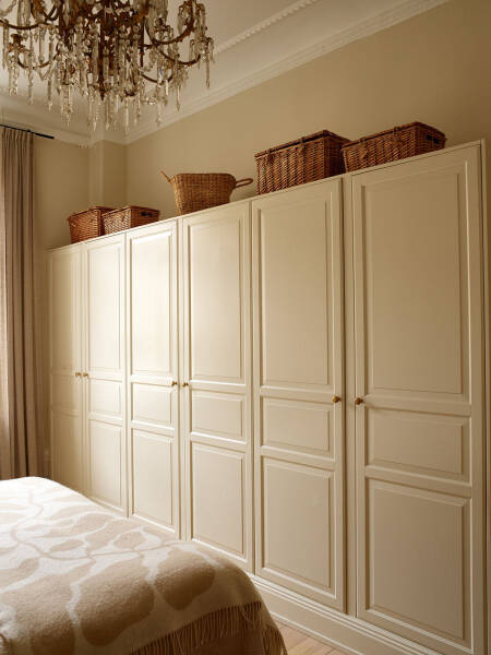 Тёплый скандинавский интерьер с яркими деталями