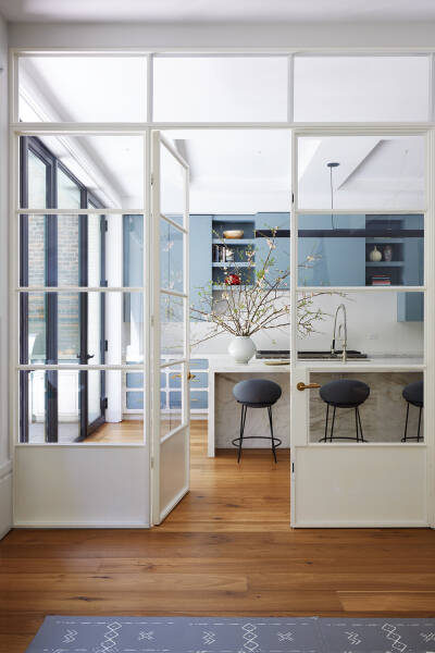 Стильный дизайн в прохладных тонах: апартаменты с террасой в Нью-Йорке