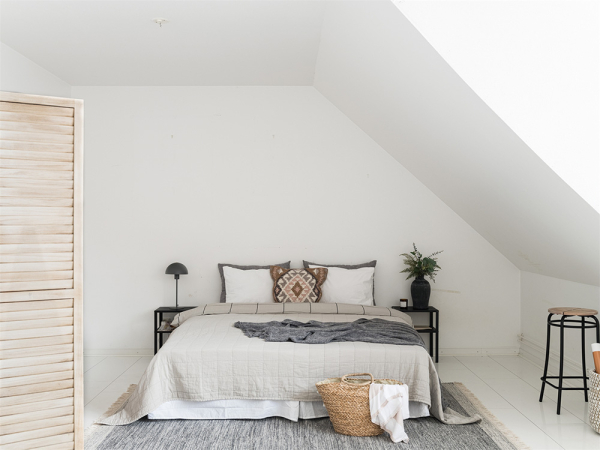 Белоснежная мансардная квартира с арочным окном и роялем