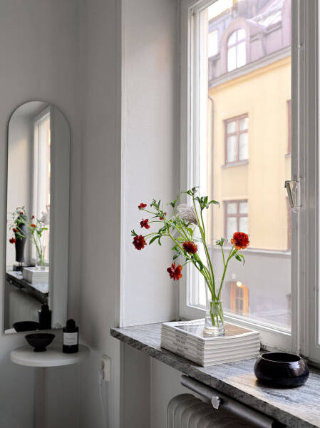 Мягкий минимализм и стеклянная перегородка: маленькая квартира в Стокгольме (39 кв. м)