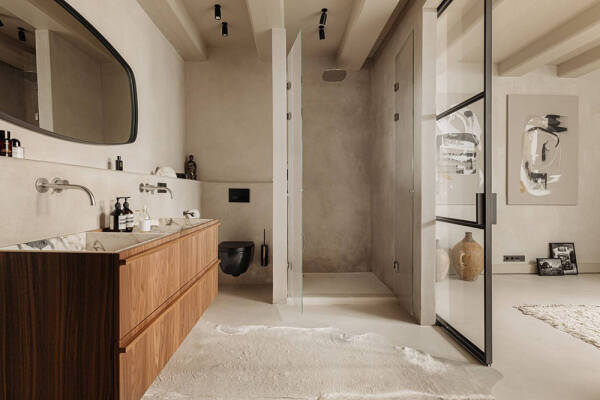 Стильный современный интерьер в доме на канале в Амстердаме