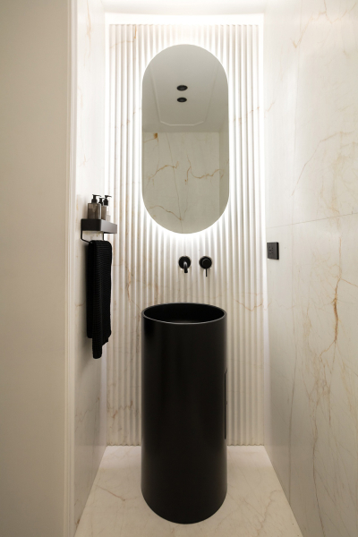 Молдинги, классические картины и модный декор: апартаменты в Неаполе