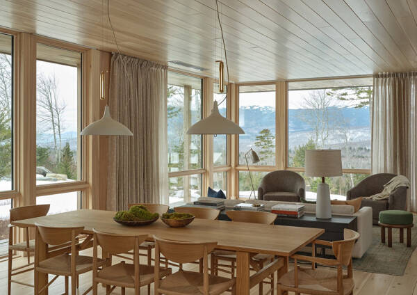 Современный дом на горнолыжном курорте с уютными интерьерами