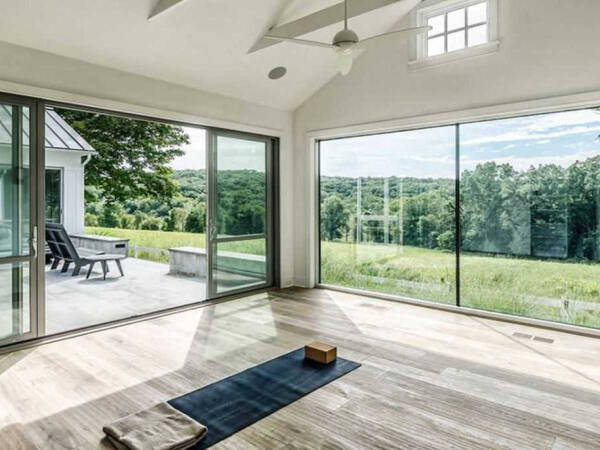 Цены на панорамные окна в пол в частном загородном доме и квартире: подробности в статье