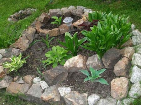 Установка маленького забора на участке