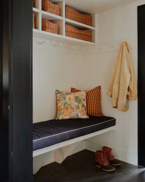 Душевные интерьеры в лучах солнца: старый коттедж в Коннектикуте