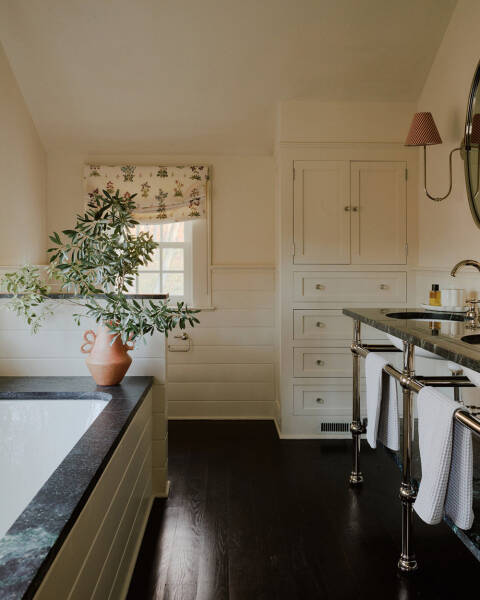 Душевные интерьеры в лучах солнца: старый коттедж в Коннектикуте