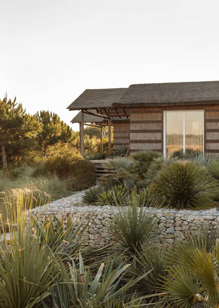 Солнечные интерьеры пляжного дома в Португалии