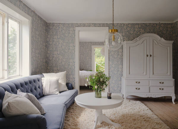 Царство цветочных обоев в красивом деревенском домике в Швеции