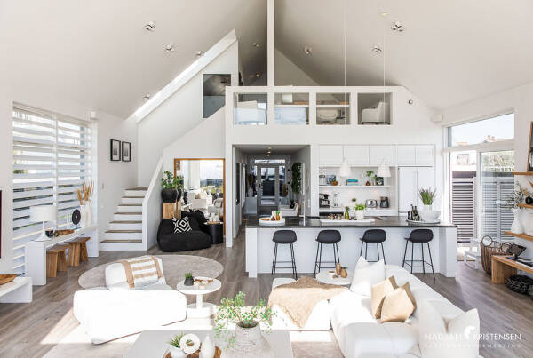 Современный скандинавский дом на берегу моря