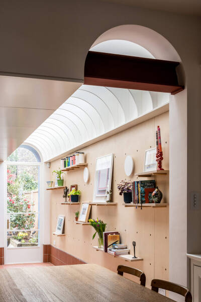 Смелые краски в интерьерах обновлённого викторианского дома в Лондоне