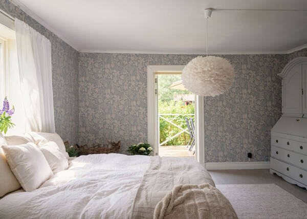 Царство цветочных обоев в красивом деревенском домике в Швеции