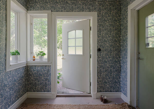 Царство цветочных обоев в красивом деревенском домике в Швеции