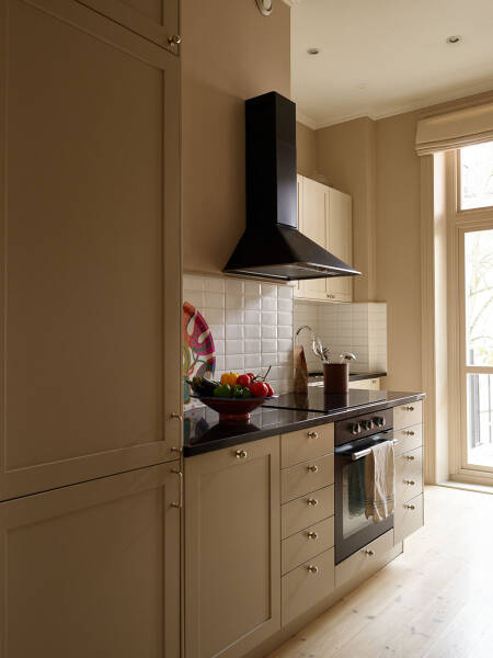 Тёплый скандинавский интерьер с яркими деталями