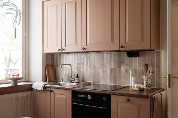 Стильные розовые штрихи в дизайне нежной скандинавской квартиры (84 кв. м)