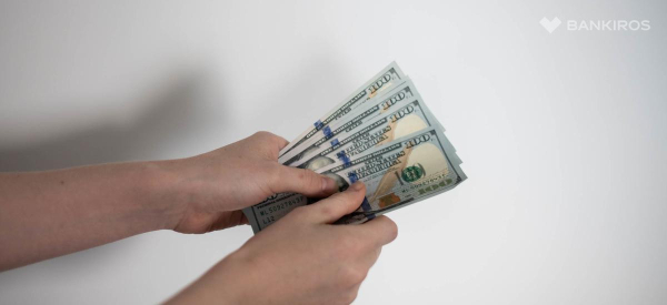 Покупка долларов в июне: стоит ли бежать в обменник прямо сейчас?