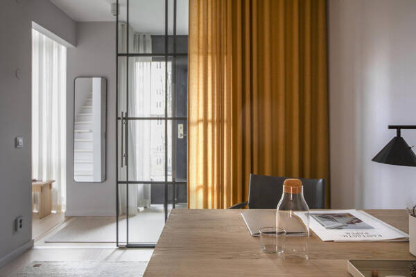 Спокойный интерьер скандинавского лофта с черной кухней и антресолью