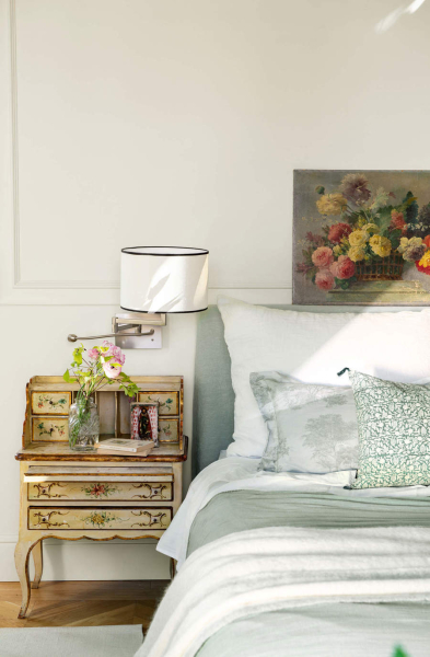 Обаятельная белая квартира с террасой в Барселоне