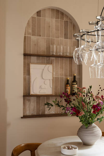 Стильные розовые штрихи в дизайне нежной скандинавской квартиры (84 кв. м)