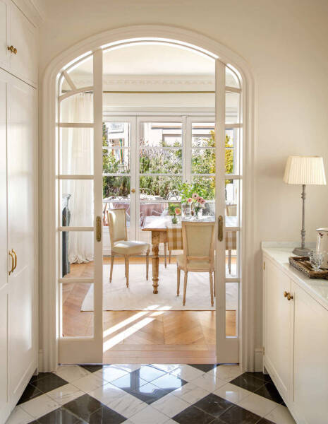 Обаятельная белая квартира с террасой в Барселоне