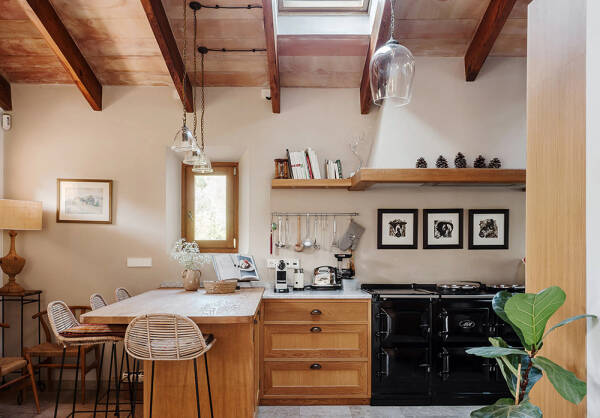 Красивая 100-летняя вилла на Майорке с уютными интерьерами