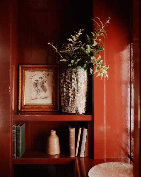 Душевные интерьеры в лучах солнца: старый коттедж в Коннектикуте