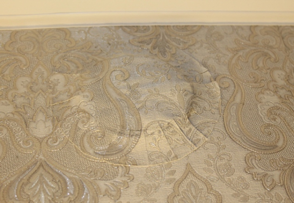 Причины появления пузырей на обоях и 3 способа удаления их после высыхания