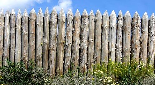 Строительство деревянных заборов из бруса