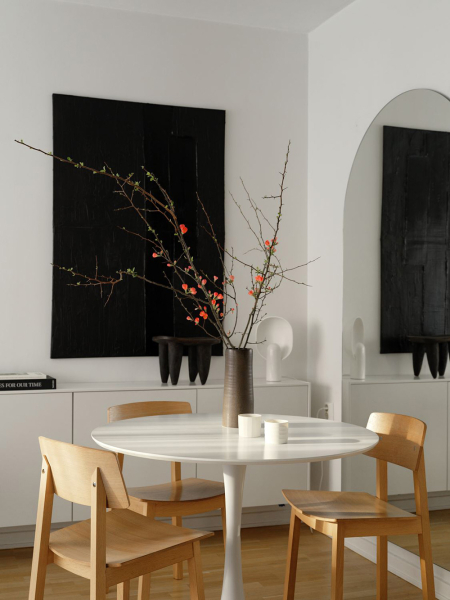 Мягкий минимализм и стеклянная перегородка: маленькая квартира в Стокгольме (39 кв. м)