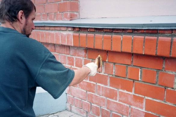 Высолы на фасадах кирпичных зданий: причины появления и методы борьбы