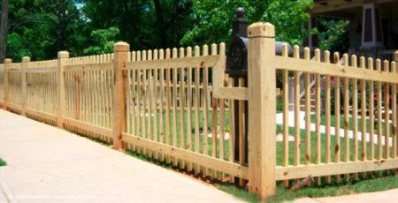 Установка маленького забора на участке