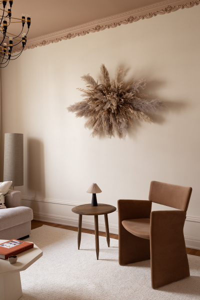 Стильные розовые штрихи в дизайне нежной скандинавской квартиры (84 кв. м)