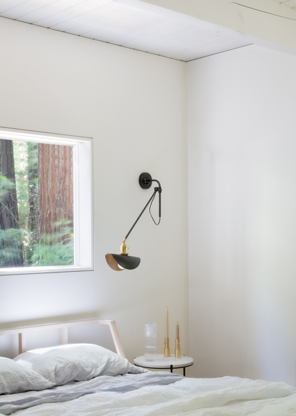 Прекрасный лесной домик со стильными черно-белыми интерьерами