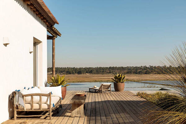 Солнечные интерьеры пляжного дома в Португалии