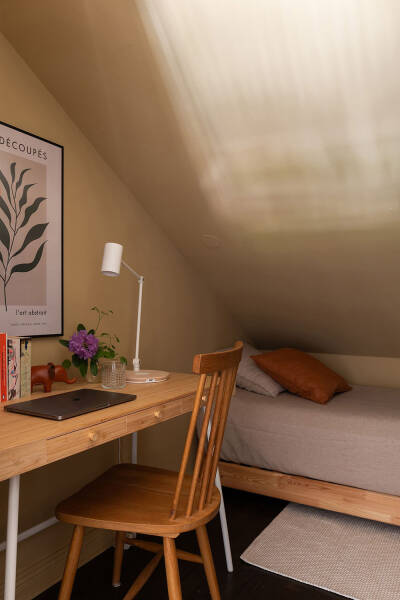 Штукатурка на стенах и спальни под крышей: двухэтажная квартира в Швеции