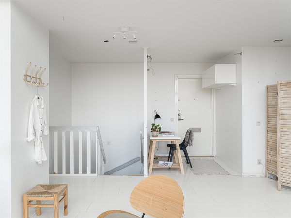 Белоснежная мансардная квартира с арочным окном и роялем