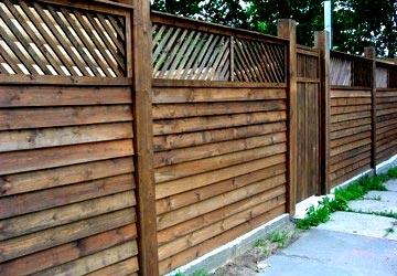 Строительство деревянных заборов лесенкой