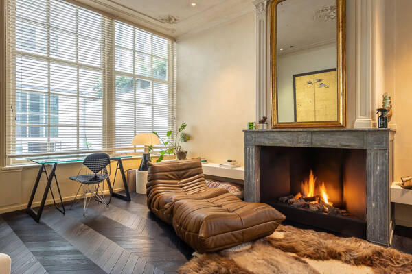 Стильный современный интерьер в доме на канале в Амстердаме